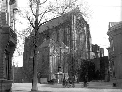 129774 Gezicht op de Domkerk (Domplein) te Utrecht, vanaf de hoek van het Wed en de Korte Nieuwstraat.